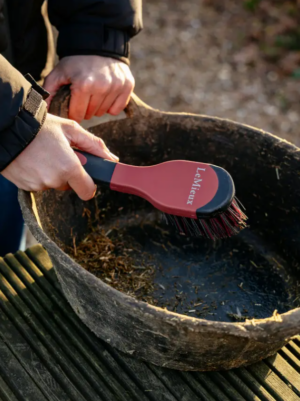 LeMieux Bucket Brush Black/Red One Size